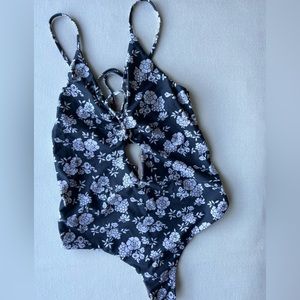 Acacia Medium One Piece Kokomo Blossom : gray/floral print - great condition